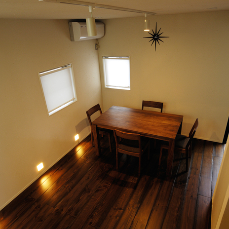 小さい窓をいくつも配置し、適度な暗さを残しつつ落ち着きのあるダイニング