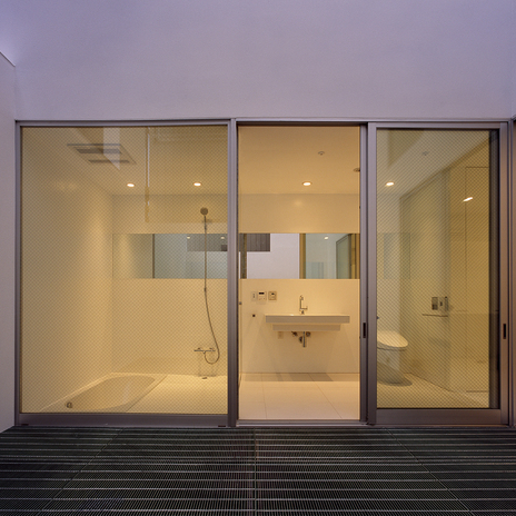 バスタブを埋め込みタイプにすることで、フラットで広々とした空間を得た洗面浴室