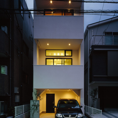 バルコニースペースに奥行きをもたせることで、外からは室内が見えにくい外観