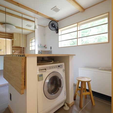 アイランドカウンターのある洗面所