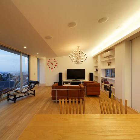 白い天井にアッパーライトでバウンド光を作り、絶景をさらにムーディにする照明