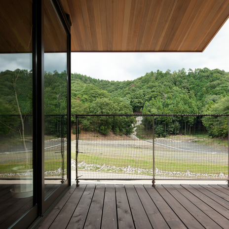 深い庇の向こうに箕面の山と空を望める、贅沢なバルコニー