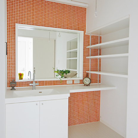 おしゃれなモザイクタイルの洗面カウンター