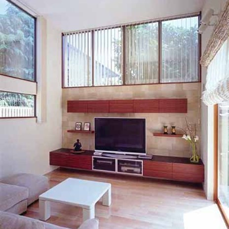 窓に囲まれた明るいリビング