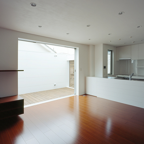 デッキへと開いた大きな窓からリビングへ光を取り入れる