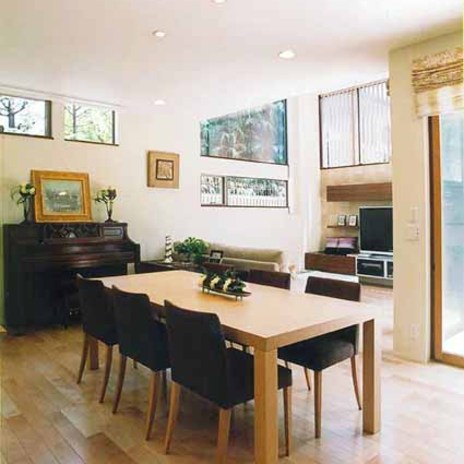 ダイニングからリビングを臨む