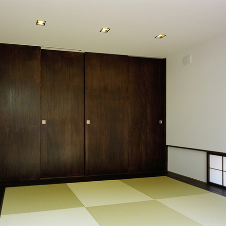 落ち着いた色の建具がモダンな雰囲気の和室