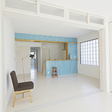 かわいいモザイクタイルのキチンカウンター