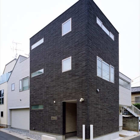 内装とは真逆の黒い外観