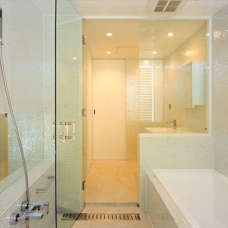 艶めく細かなタイルとガラスで明るい浴室