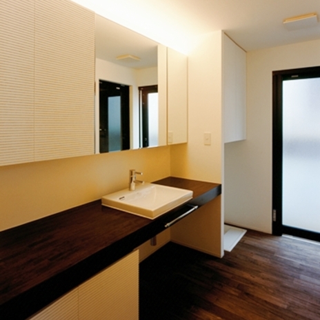 間接照明で照らすシックな洗面