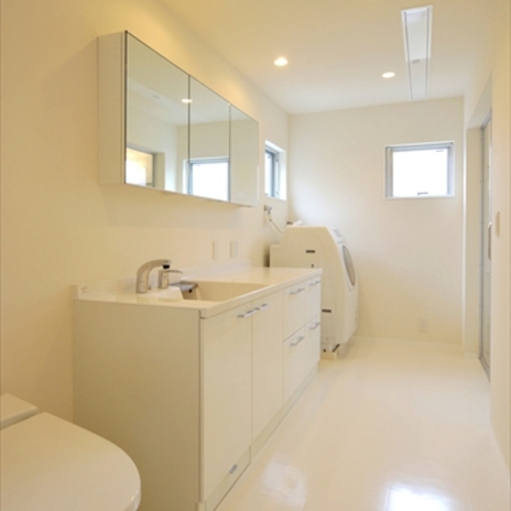 白で統一した明るい洗面スペース