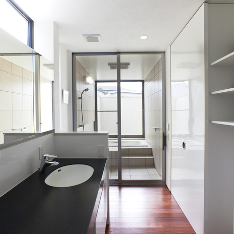 ガラスの見せ方ひとつで大空間が広がる、リゾートホテルのような浴室