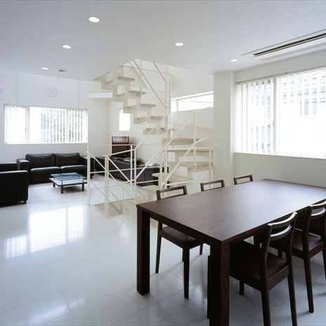 ダイニングからリビングを見る