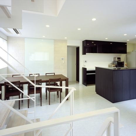 光の映る壁を設けたダイニング