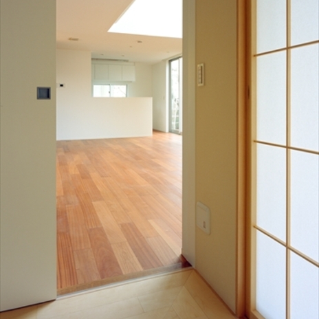 和室から見るリビングルーム