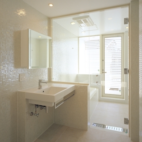 浴室の光が入る洗面スペース