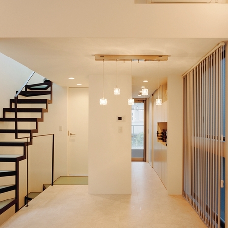 やんわりと空間を仕切る個性的な照明