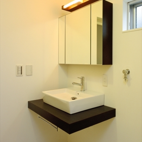 浮いたように見えるすっきりとした洗面台