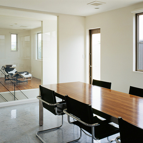 ステンレスと黒でシックな椅子が並ぶ