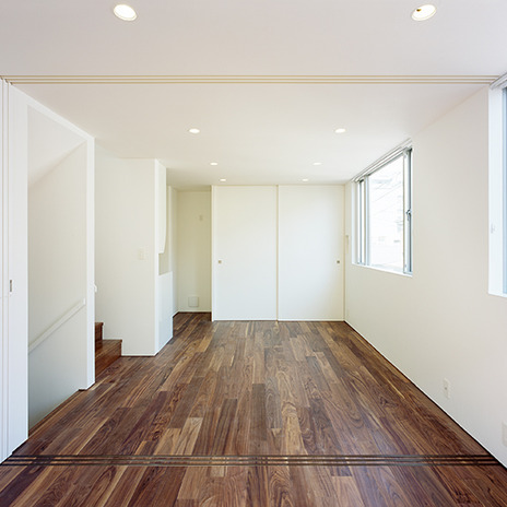 仕切り戸を開け放した広々リビング