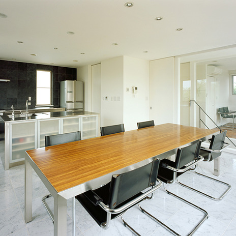 ガラス壁で広く感じるリビング