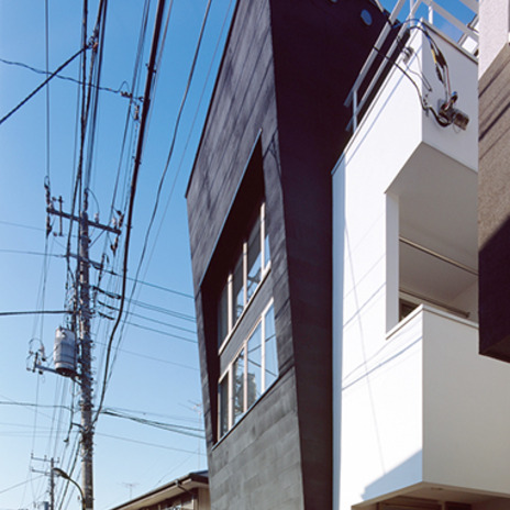 前面道路に張り出す外壁