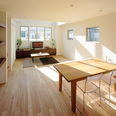 キッチンから奥行きのあるLDKを見る