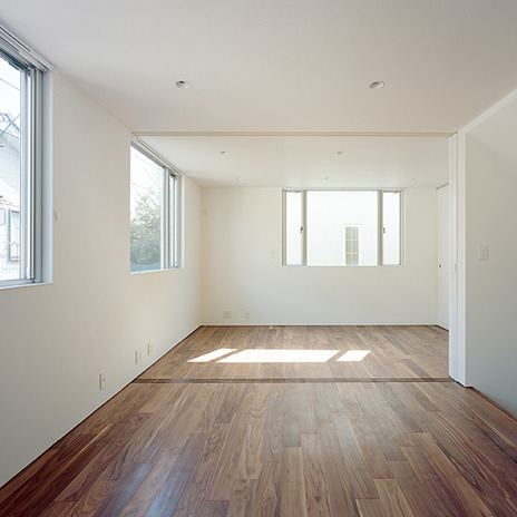 多数の窓を設け開放的なリビング