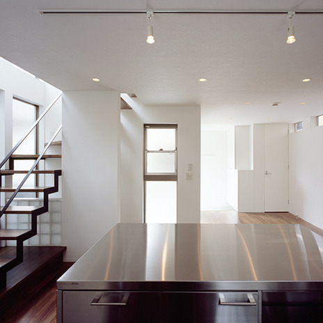 キッチンからリビングを眺める