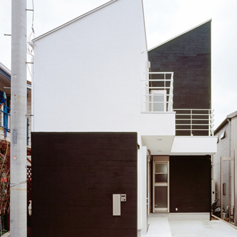 片流れ屋根の連なる外観