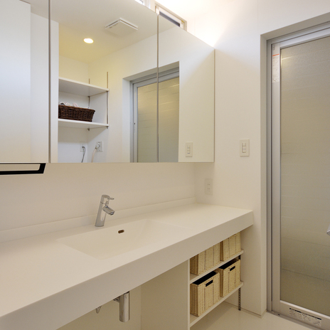 白ですっきりまとめられた、シンプルで衛生的な洗面所