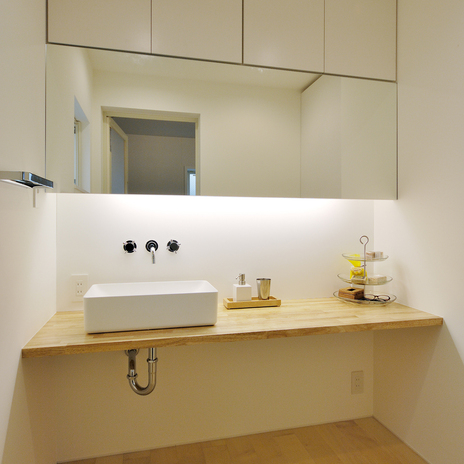 ミラー面と収納を一体化させ、シンプルにまとめた洗面所