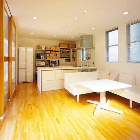 明るい日が差し込むリビング