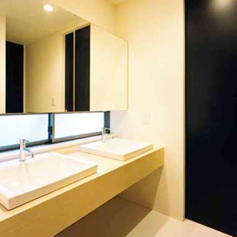 モダンな印象の洗面スペース