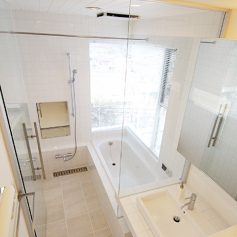 天井まで続く窓を配した明るいリビング