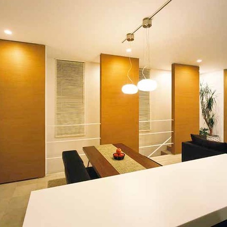 格子状の木の壁がアクセントのリビングスペース