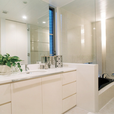 白で統一した浴室洗面にもグリーンを添えて