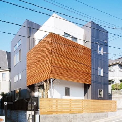 方向により違った表情を見せる外観