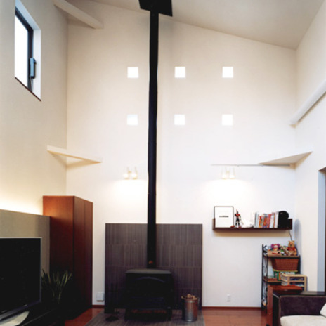 暖炉を設置したリビング