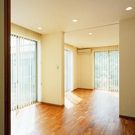 リビングの窓から自然の四季を感じる