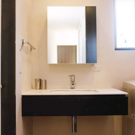 洗面台もモノトーンカラーで