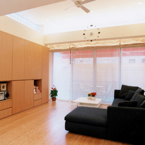 テラスへと開いた明るいリビング