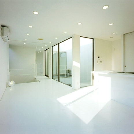 ダークな外観とは対照的に白く統一された内装