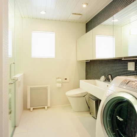 タイルの色で変化をつけたサニタリー