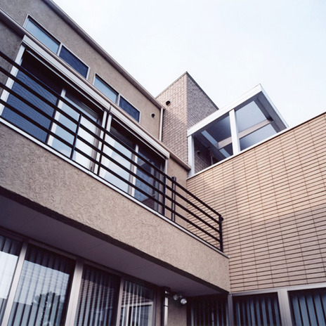 窓を多く設けて日差しを取り込む