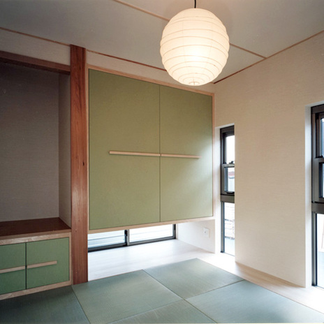 落ち着いた緑の建具がモダンな和室