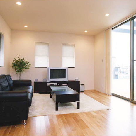 大きな窓のある明るいリビング