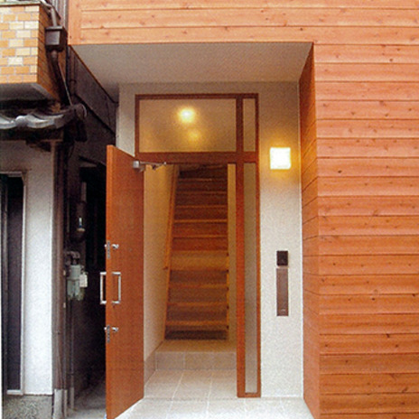 木製のサイディングが印象的な外観