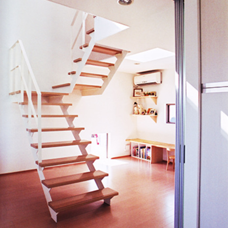 ダイニングから見る階段のあるリビング